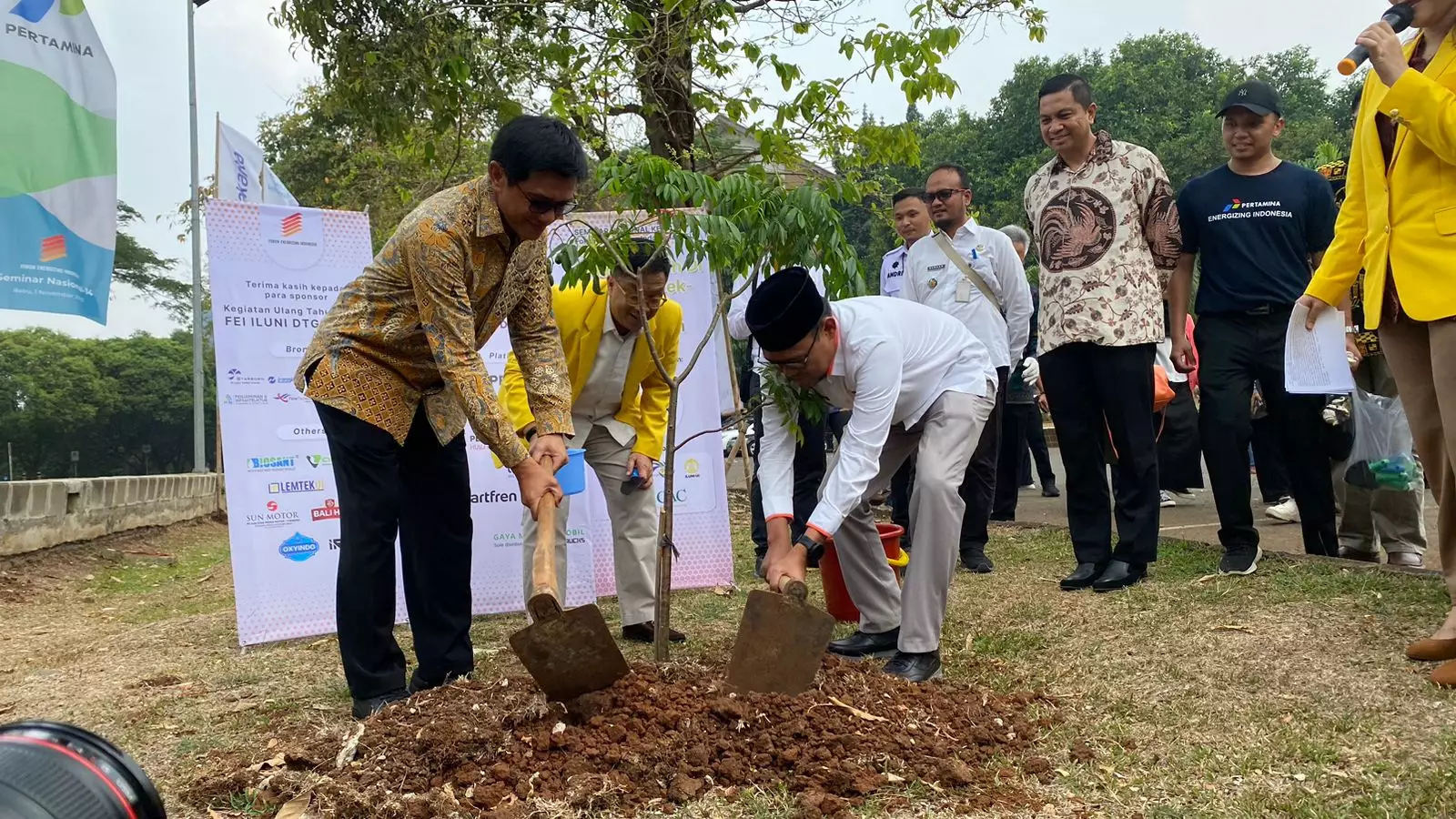 Kurangi Polusi Udara, Bang Imam bersama FEI ILUNI Tanam Ribuan Pohon di Depok