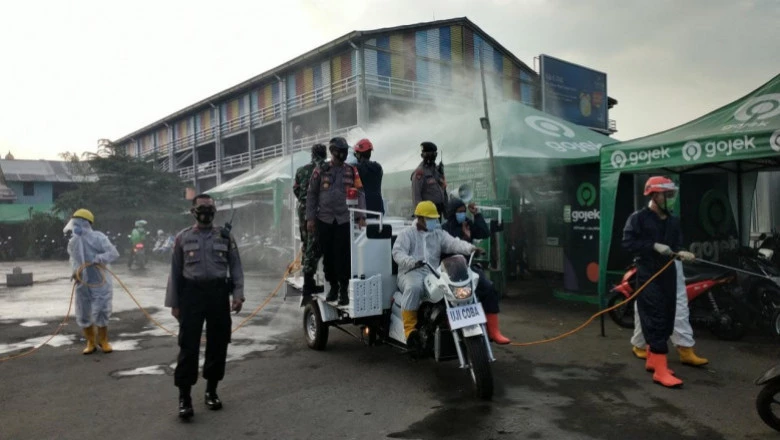 Putus Penyebaran Covid-19, Selter Ojol Disemprot Disinfektan