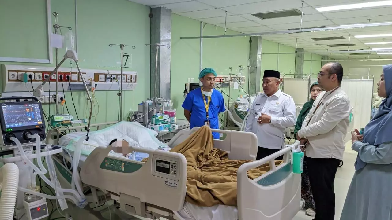 Pastikan Dapat Perawatan Maksimal, Wali Kota Depok Jenguk Korban Kecelakaan Bus Subang di RSUI