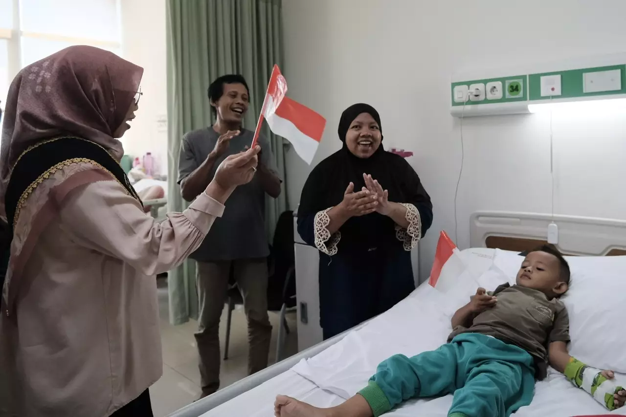 Bunda Elly Farida Bagikan Bingkisan ke Anak-anak di RSUD ASA