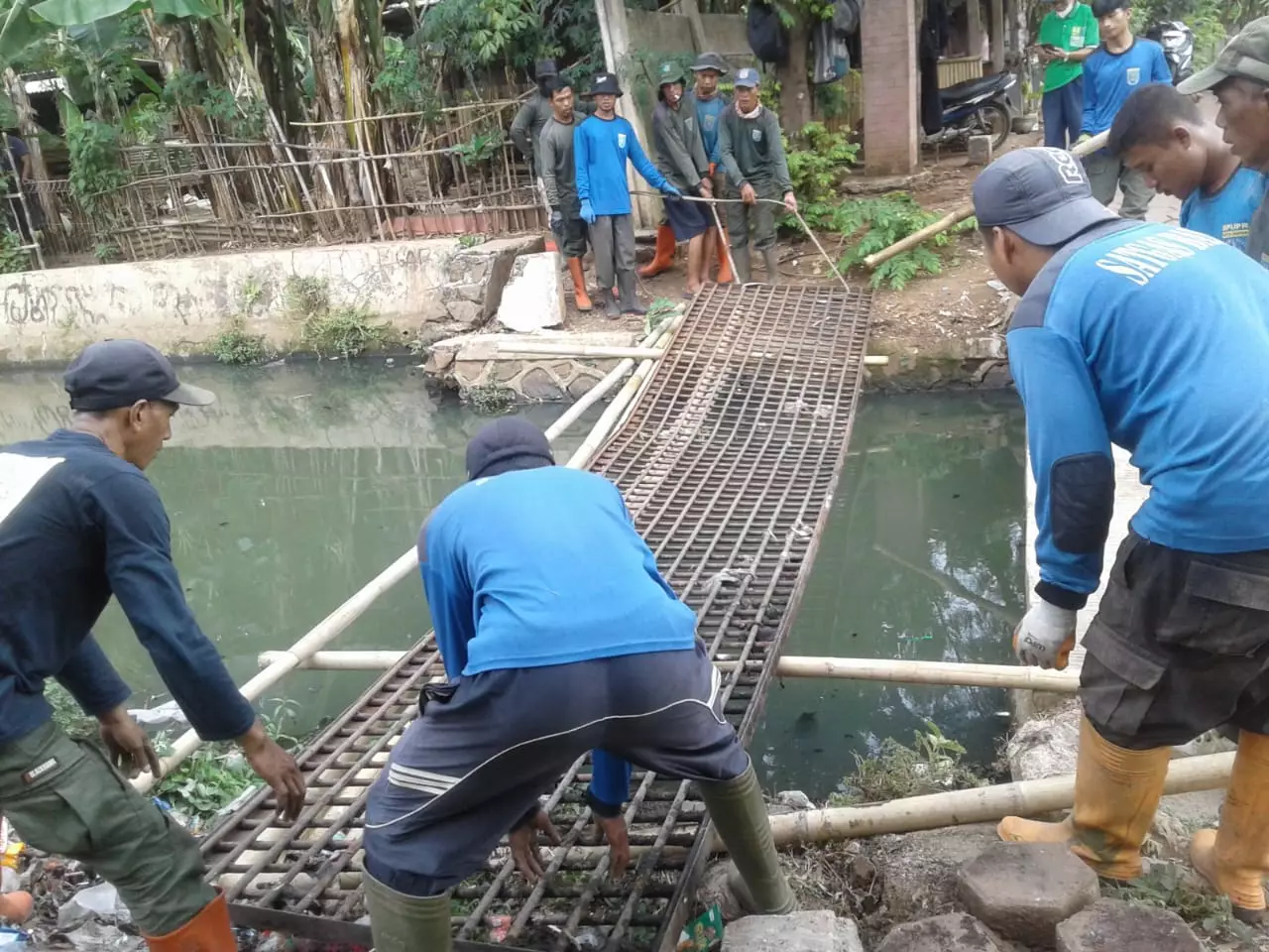 Jaring Besi Halau Sampah di Inlet Situ Pedongkelan