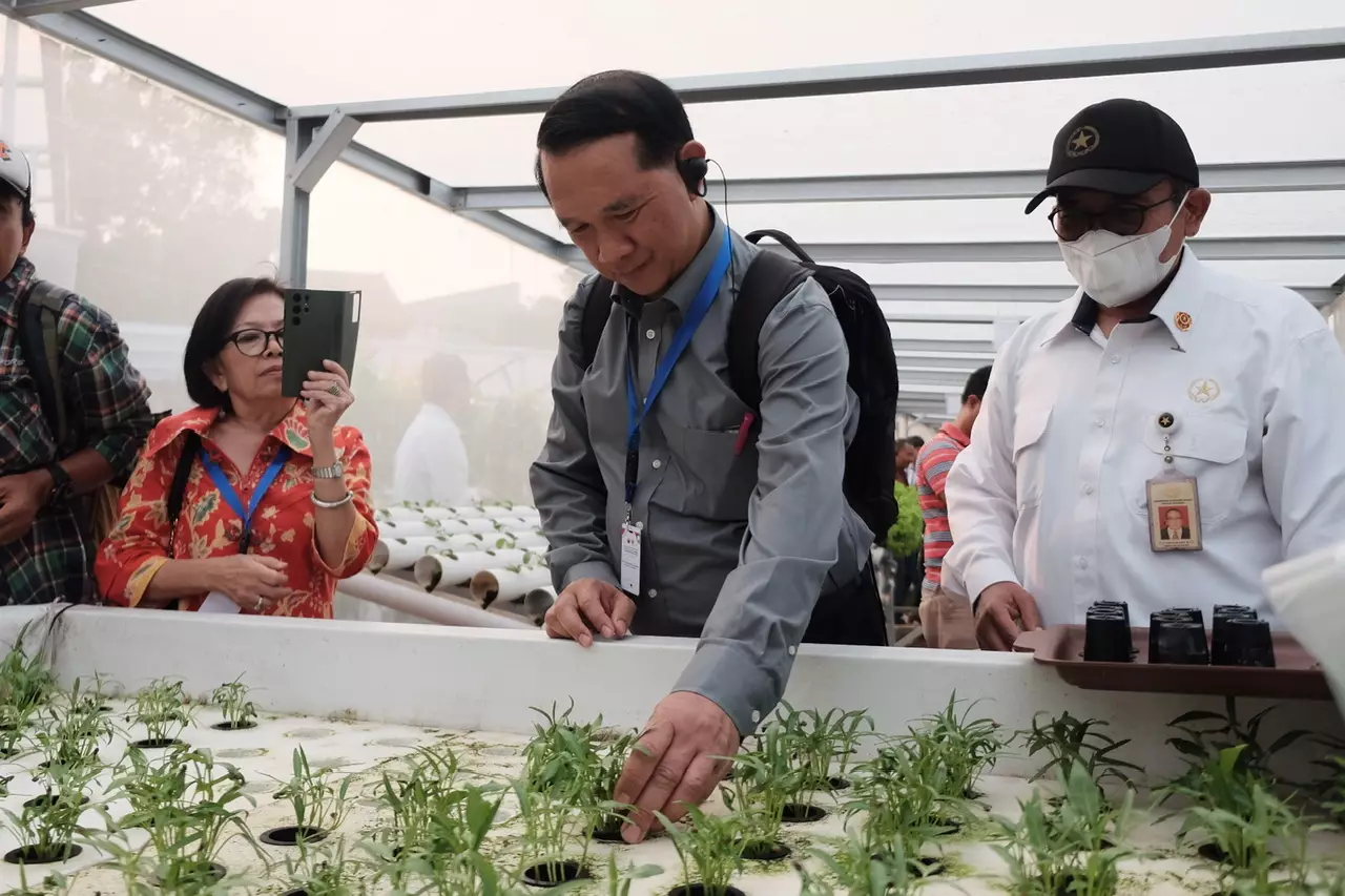 Delegasi Negara Laos Kunjungi Kebun Hidroponik Pagertani di Kelurahan Rangkapan Jaya