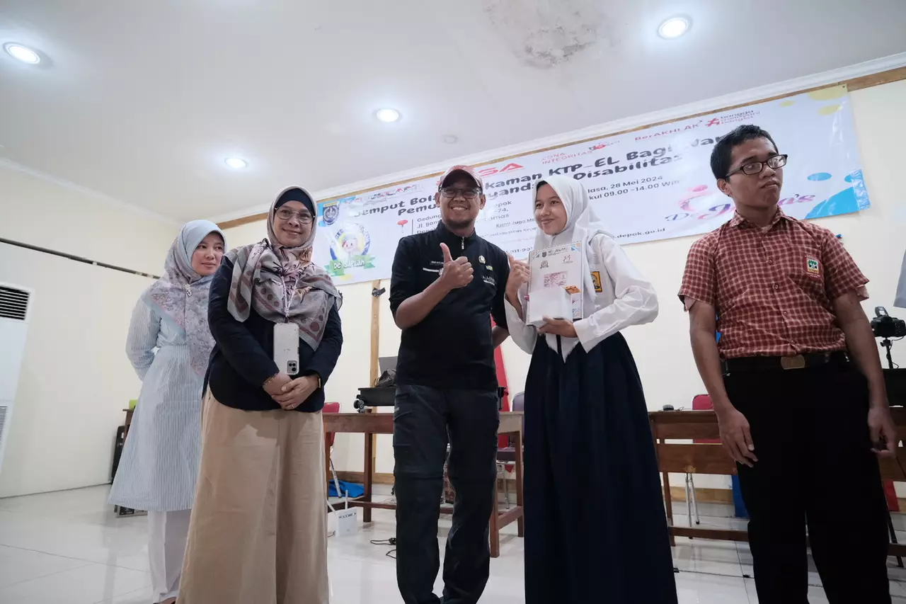 Wakil Wali Kota Depok Serahkan KTP-el kepada Warga Disabilitas