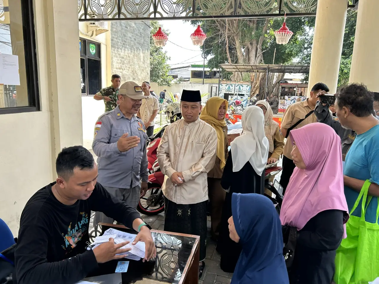 Kunjungi Kantor Kelurahan Depok Jaya, Supian Suri Tinjau Penyaluran Bansos PKH