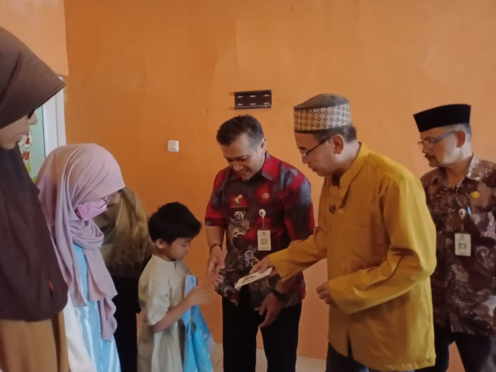 Lurah Ponjay Apresiasi Warga yang Santuni Yatim dari Penjualan Minyak Jelantah