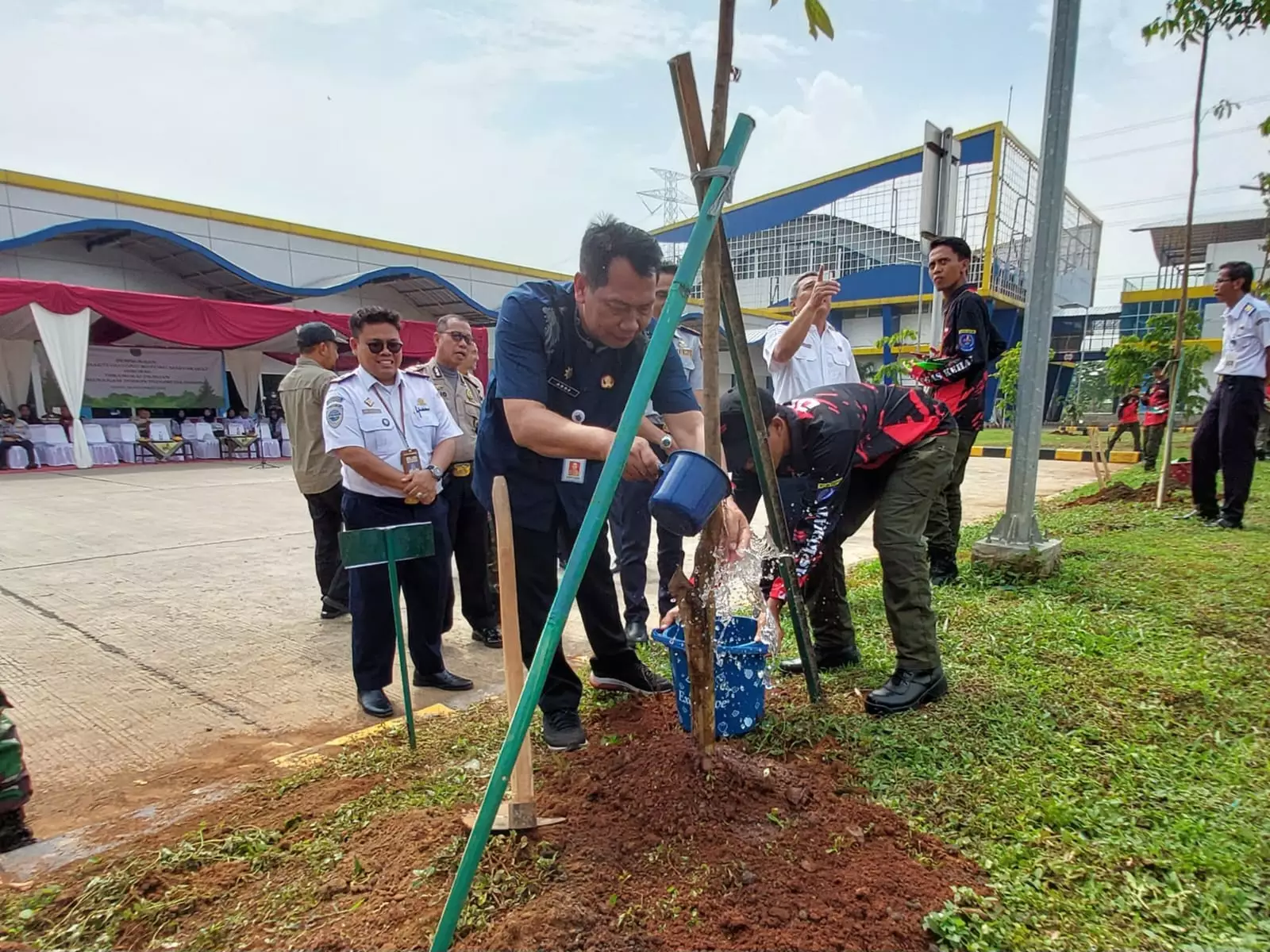 Peringati BBGRM dan HMPI, DLHK Tanam Ribuan Pohon di Terminal Jatijajar