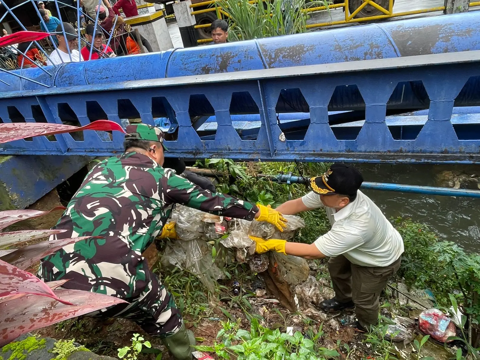 Wali Kota Depok Bersama Dandim dan Kapolres Terjun Langsung Bersihkan Sampah di Jalan Proklamasi