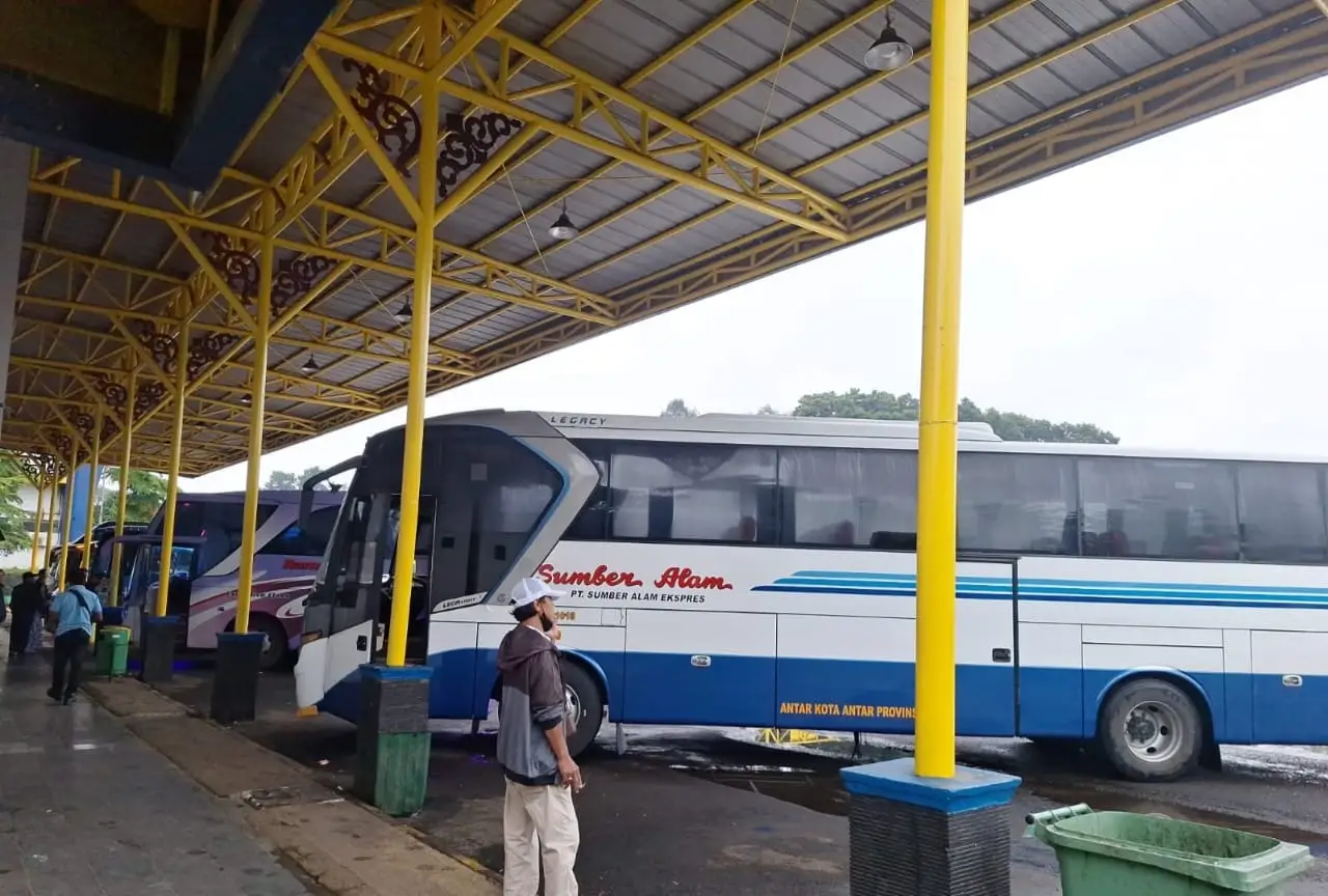 Arus Libur Nataru Mulai Terasa di Terminal Jatijajar, Tarif Tiket Naik