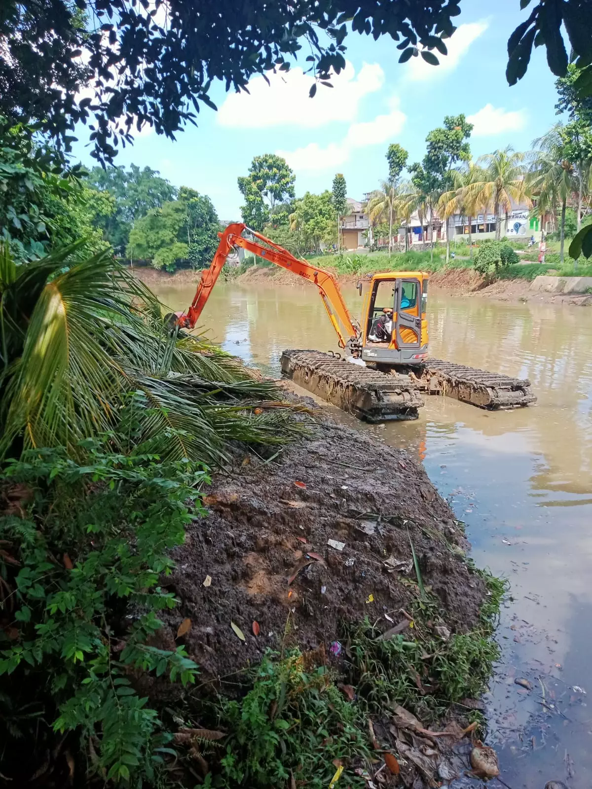 Mulai Dangkal, Danau Perumahan Permata Depok Dinormalisasi