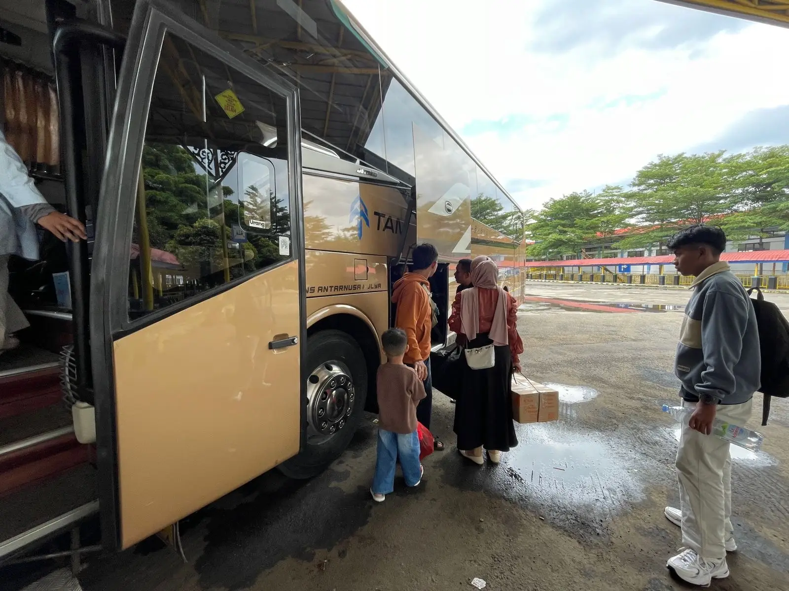 Puncak Arus Mudik di Terminal Jatijajar, Lebih dari 1.600 Penumpang Diberangkatkan dalam Sehari