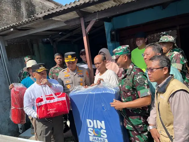 Pemkot Depok Serahkan Bantuan Bagi Warga Terdampak Angin Kencang dan Hujan Deras
