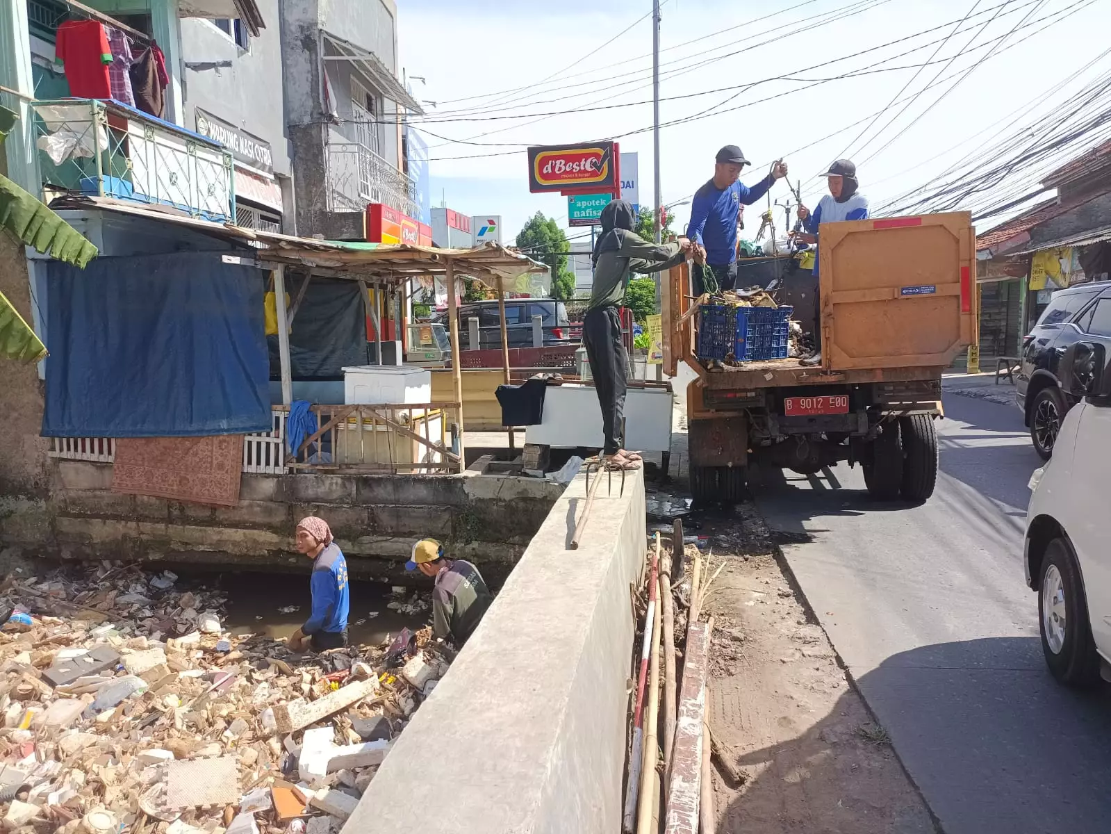 Satgas DPUPR Angkut Sampah KCB Mampang Selama Tiga Hari