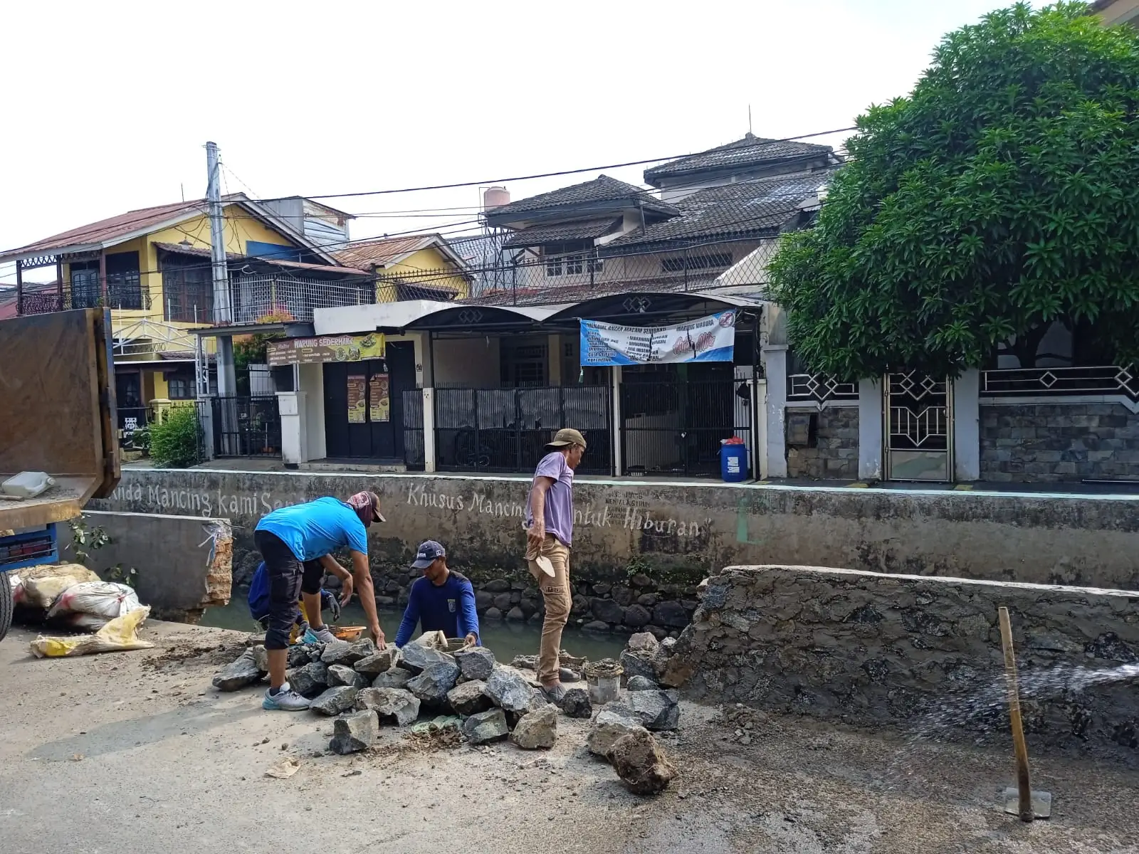 Turap Kali Laya Jebol, DPUPR Depok Lakukan Perbaikan