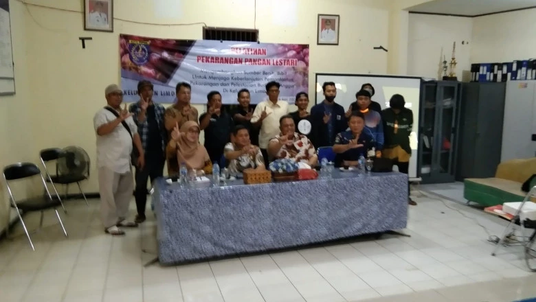 Belasan Warga Kelurahan Limo Diberikan Pelatihan Budidaya Anggur di Pekarangan Rumah