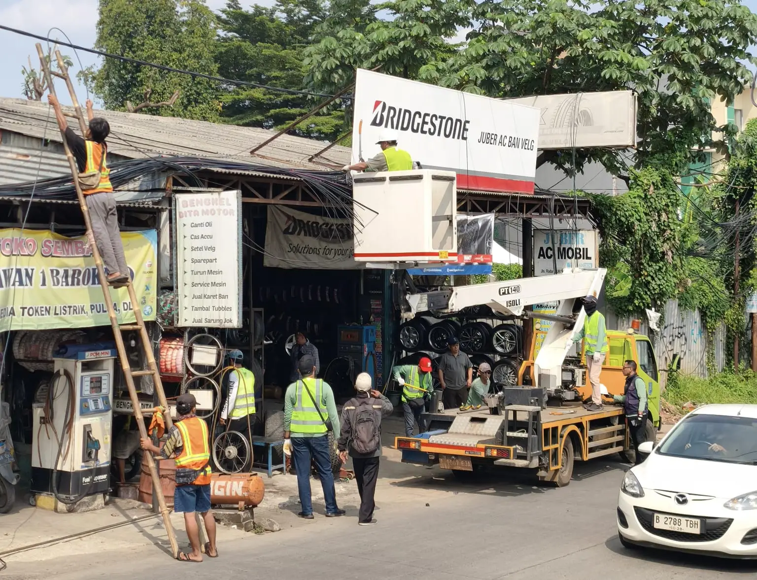 Penataan Kabel Udara Rampung, Wajah Jalan Radar Auri Kian Tertata