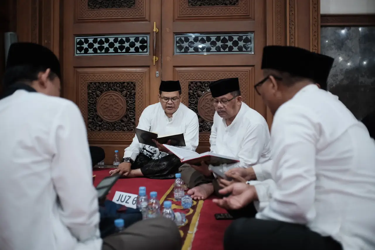 Momen Itikaf Ramadan 1446 H, ASN Pemkot Depok Khusyuk Baca Al Quran
