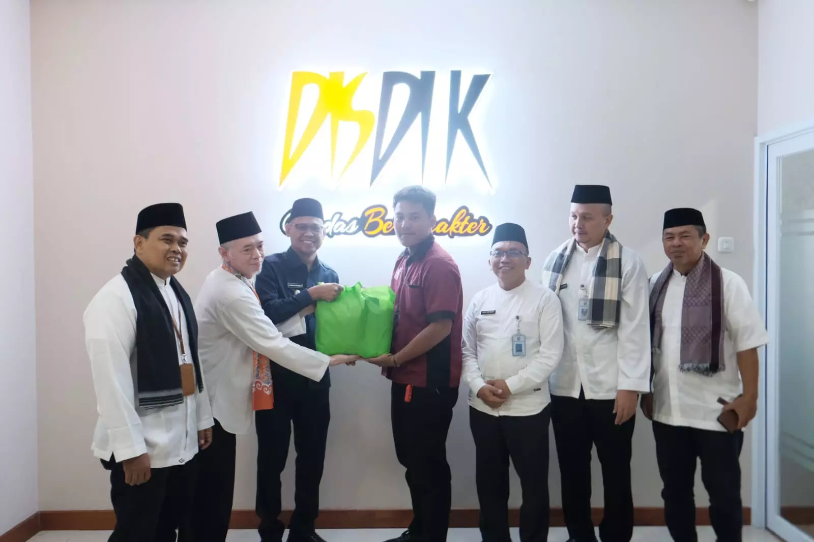 Serahkan Sembako Disdik Berbagi, Wakil Wali Kota Depok: Saya Bangga