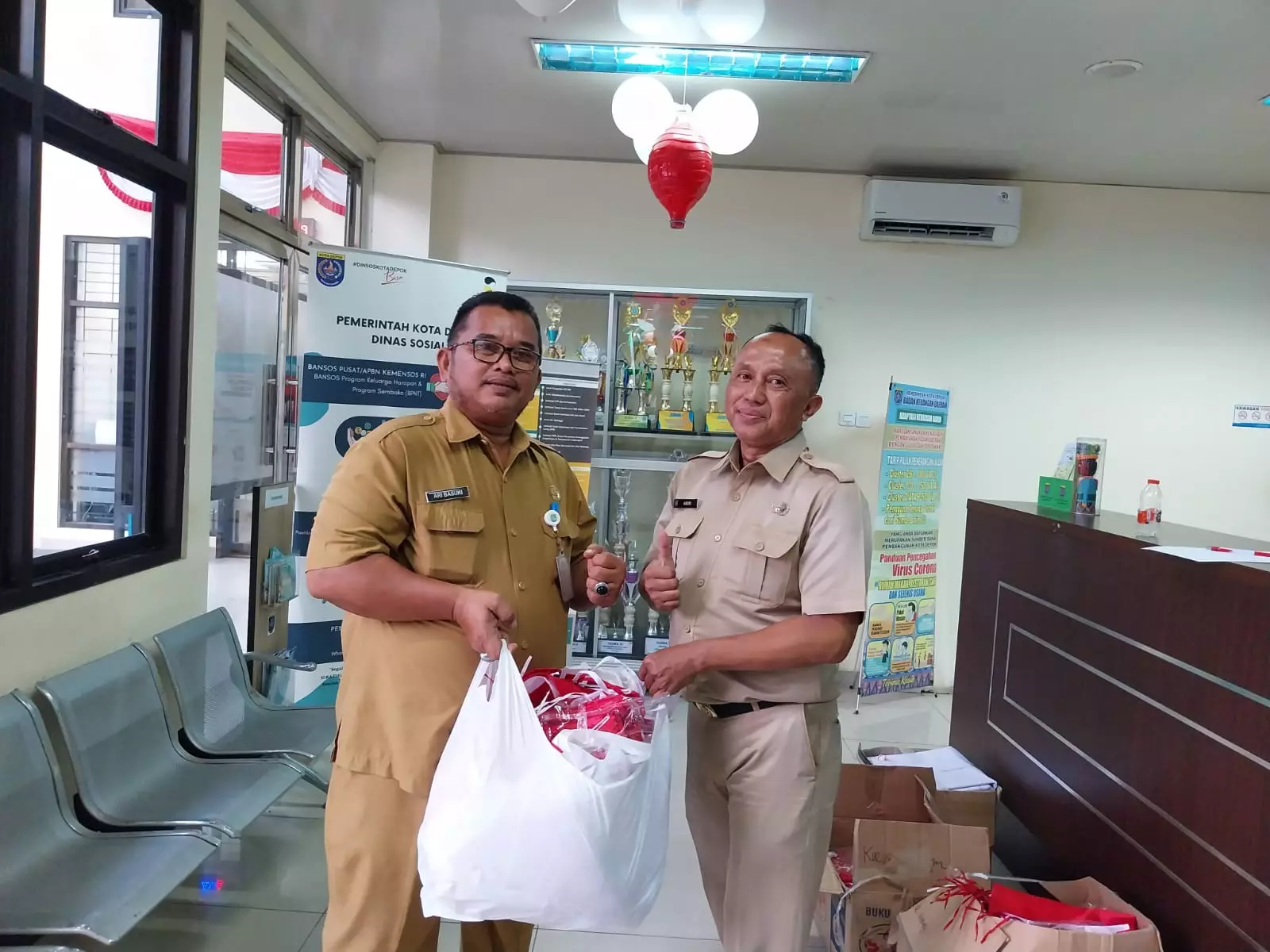 Kecamatan Sukmajaya Bagikan Ratusan Bendera Merah Putih kepada Warga