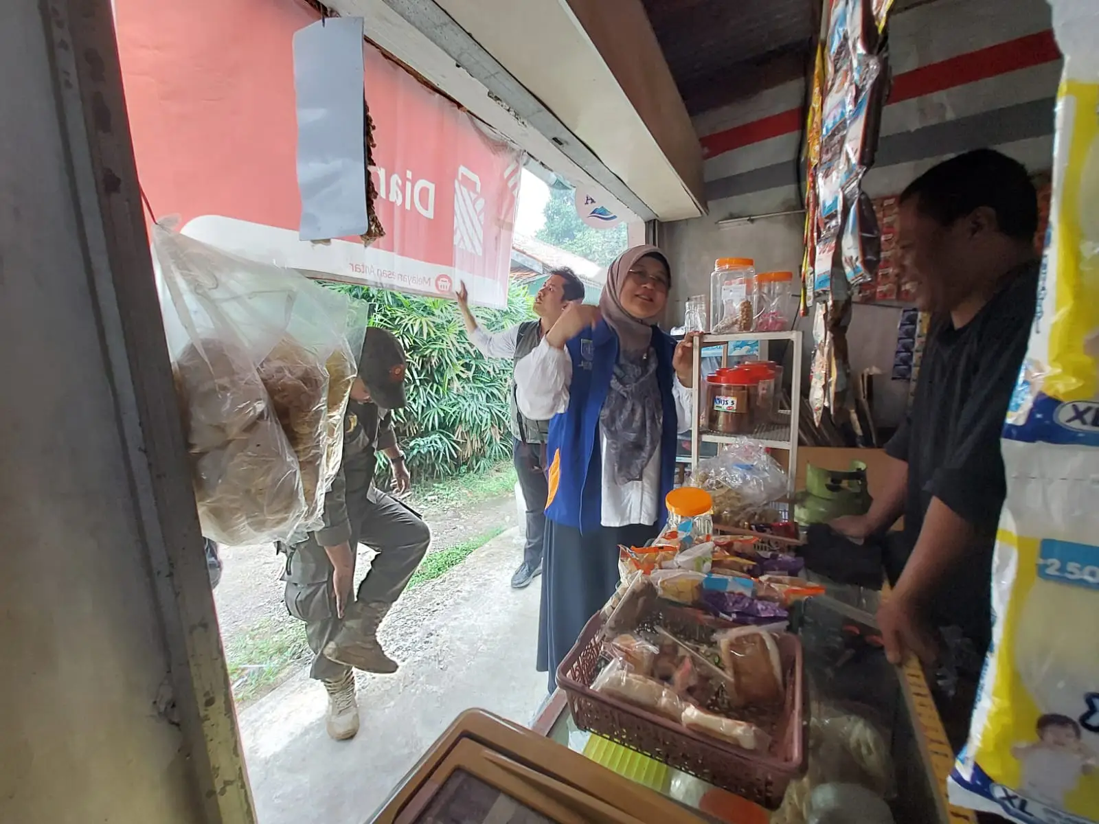 Sambangi Toko Ritel, Dinkes Depok Edukasi Pedagang Soal Kawasan Tanpa Rokok
