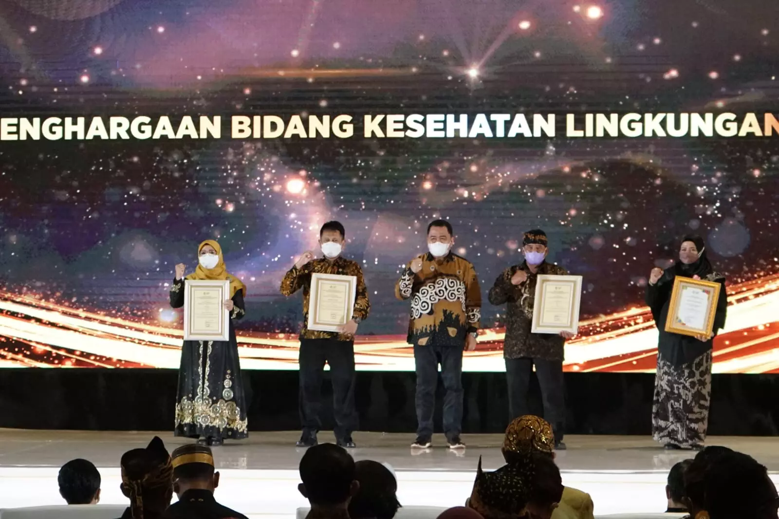 Bunda Elly Terima Penghargaan Natural Leader Terbaik STBM dari Kemenkes
