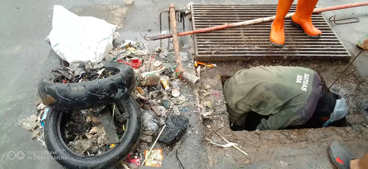 DPUPR Terjunkan Satgas, Bersihkan Saluran Tersumbat di Jalan Tole Iskandar