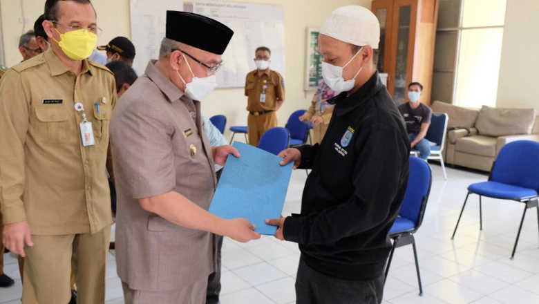 Penyerahan Bantuan Bencana Angin Puting Beliung di Wilayah Kelurahan Pondok Petir dan Serua