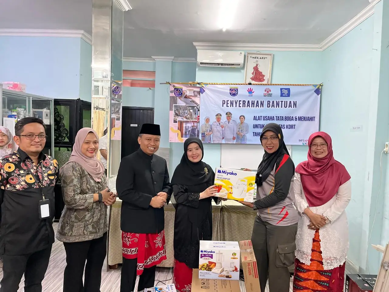 DP3AP2KB Berikan Bantuan Alat Usaha ke Perempuan Penyintas KDRT