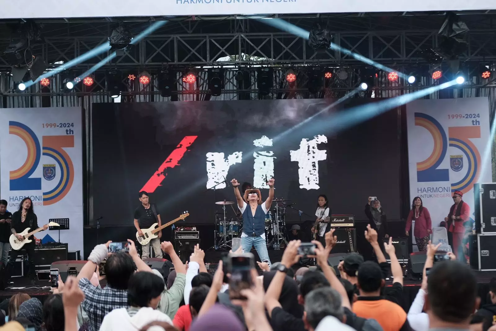 Pecah! Grup Band /Rif Sukses Gebrak Panggung Perayaan Hari Jadi ke-25 Depok