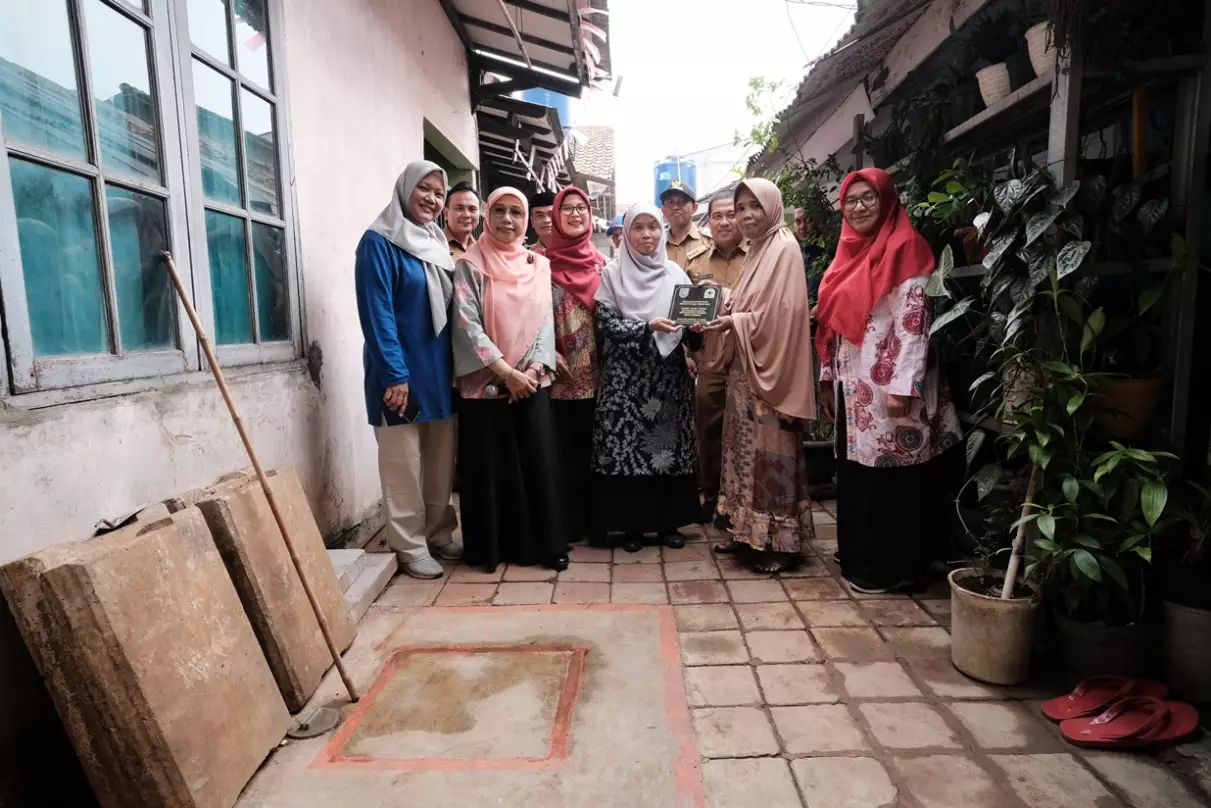 Ketua FKS Depok Serahkan Bantuan Pembuatan Septictank di RT 07 Kelurahan Cinere
