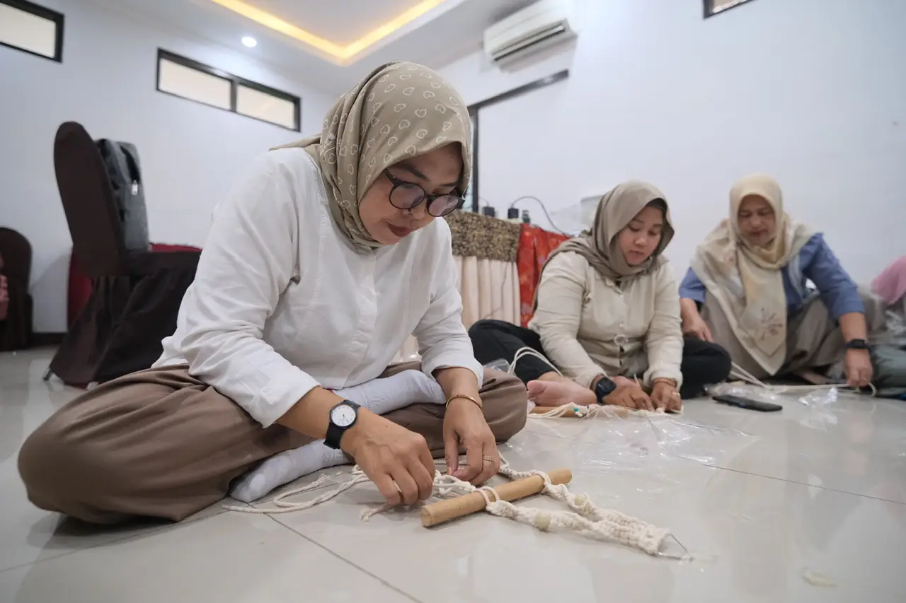 Ikuti Pelatihan Disnaker, Puluhan Warga Binaan P2WKSS Sukamaju Diajarkan Membuat Hantaran dan Craft