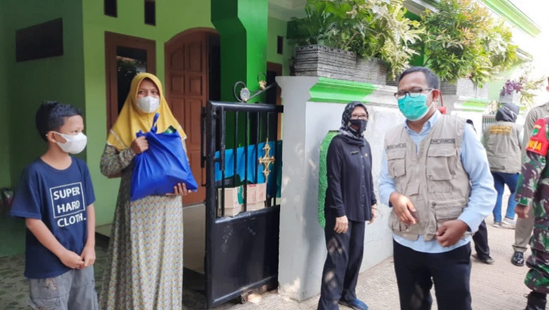 Wakil Wali Kota Bagikan Sembako untuk Warga Terdampak Covid-19 di Sukmajaya