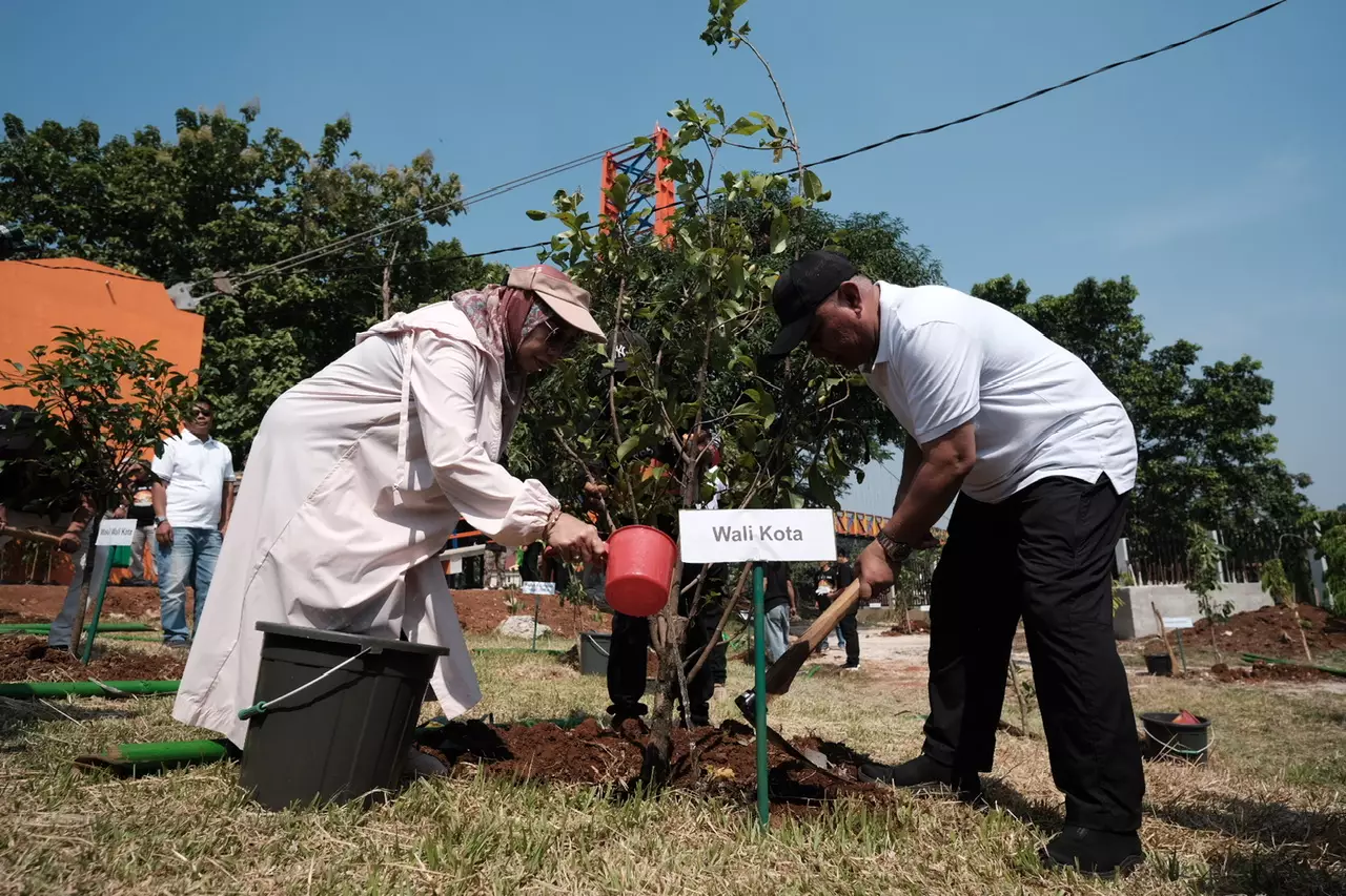Wali Kota dan Wakil Wali Kota Depok Tanam Pohon di Taman Albar