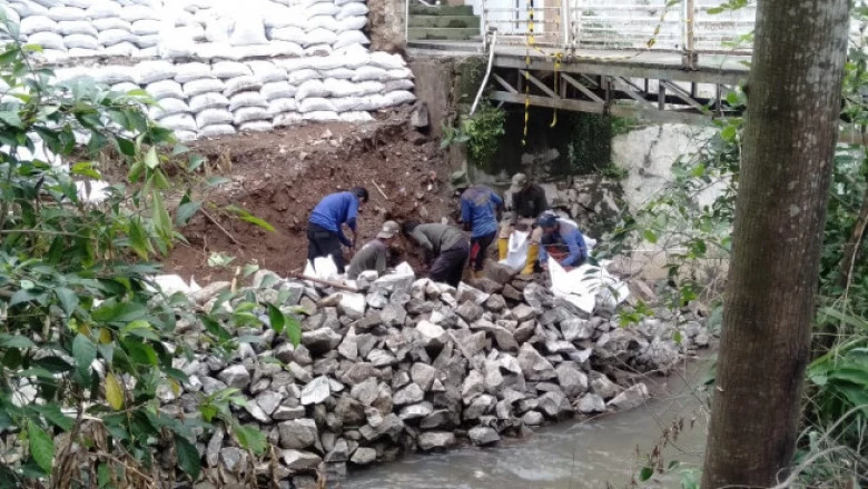 Longsor Kali Kumpa, Satgas DPUPR Buat Tanggul dari Karung Tanah