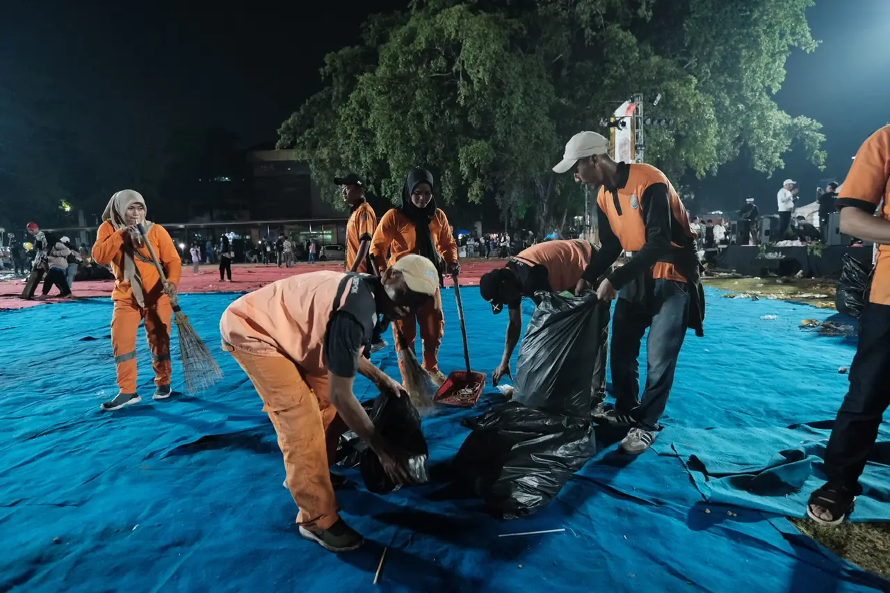 Petugas DLHK Gercep Bersihkan Sampah Usai Acara Hiburan Rakyat HUT ke-26 Kota Depok