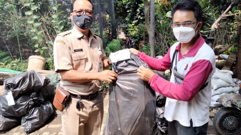 Dukung Lomba Pembuatan Biopori, DLHK Bagikan Pipa Paralon