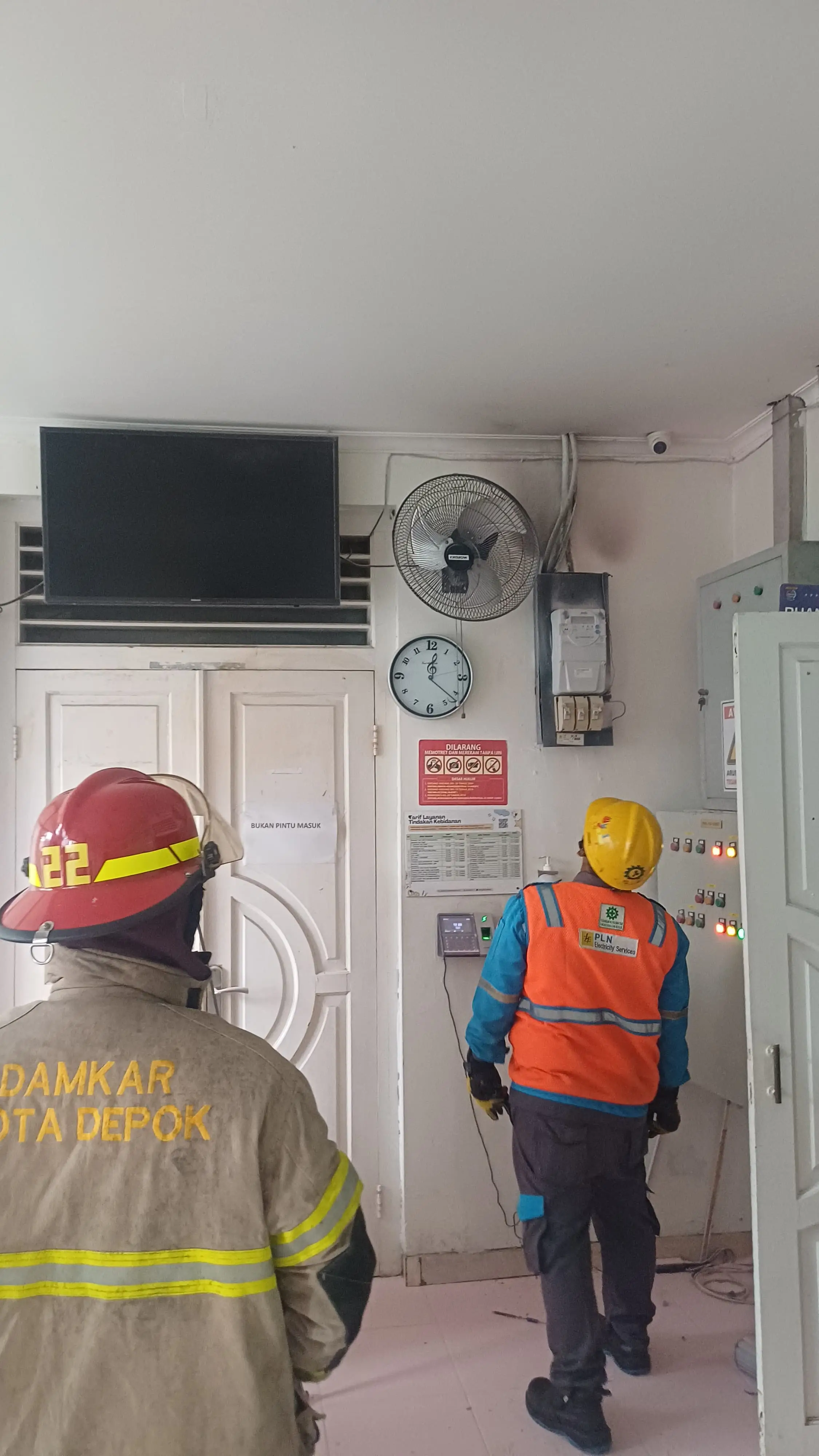 Api Sempat Muncul di Puskesmas Pancoran Mas, Tiga Personel Damkar Lakukan Penanganan Cepat