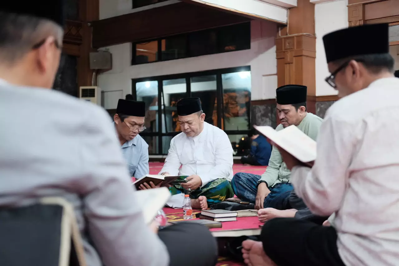 Momen Iktikaf, Puluhan ASN Pemkot Depok Khusyuk Membaca Al-Qur'an