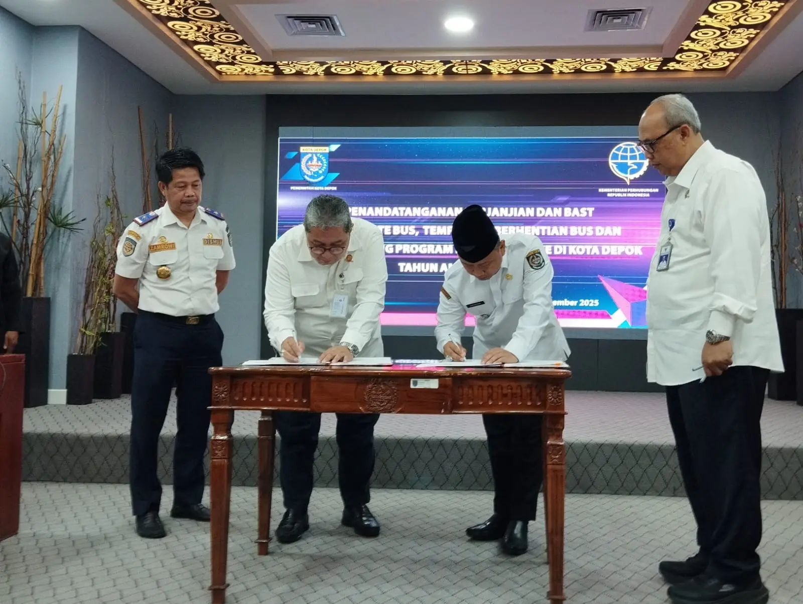 Dapat Hibah 15 Fasilitas Halte, Wali Kota Depok Tandatangani Penyerahan Aset dari Kemenhub RI
