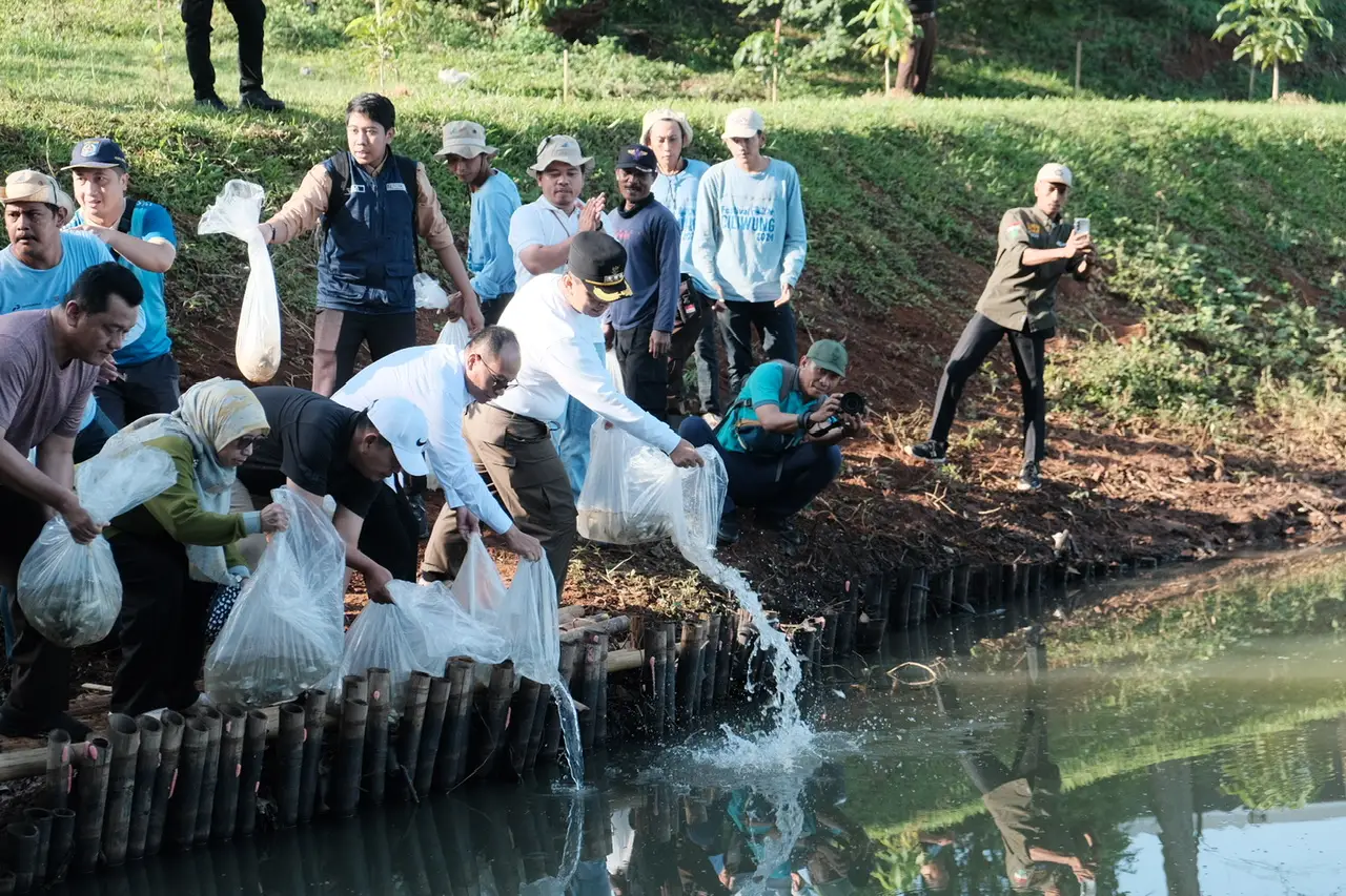 Wali Kota Depok Lepas Benih Ikan dan Tanam Pohon Matoa di UIII