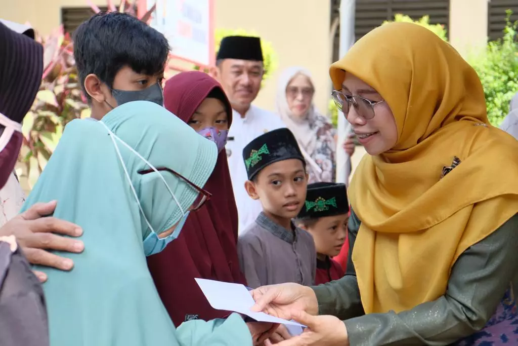 Santuni Yatim dan Duafa, Bunda Elly Apresiasi Kepedulian FKMT Sukmajaya