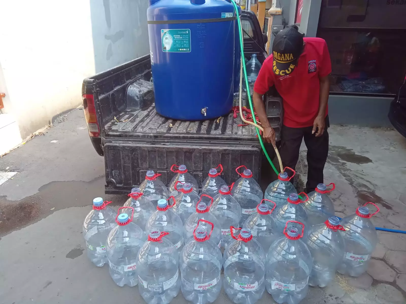 RW 004 Pondok Cina Dapat Bantuan Air Minum dari Tagana Depok
