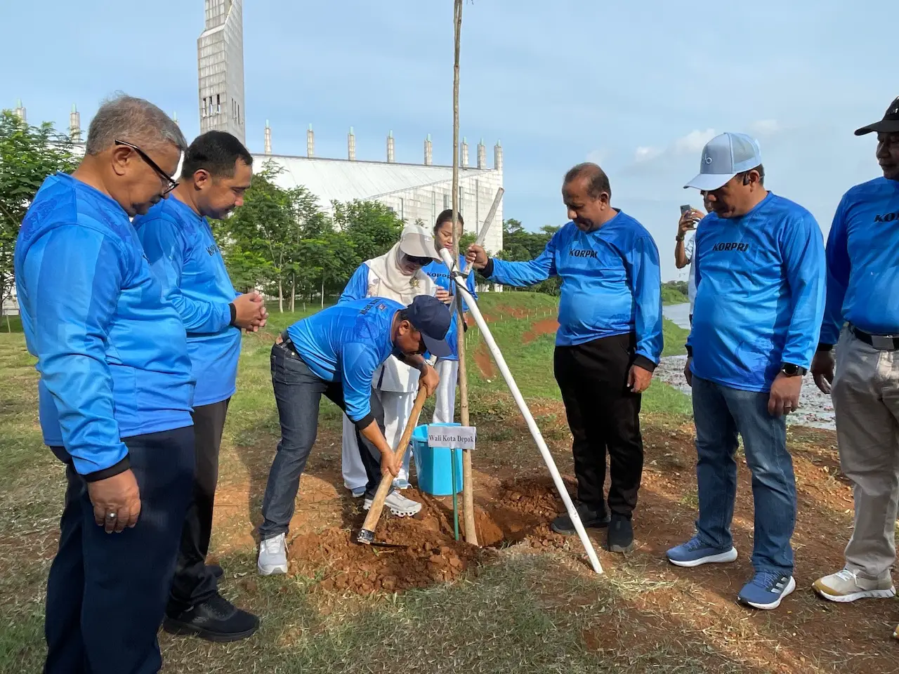 Peringati HUT ke-54, KORPRI Depok Tanam Pohon Tabebuya di UIII