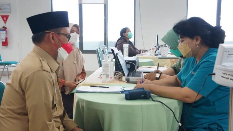 Wakil Wali Kota Depok dan Istri Terima Suntikan Vaksin Covid-19