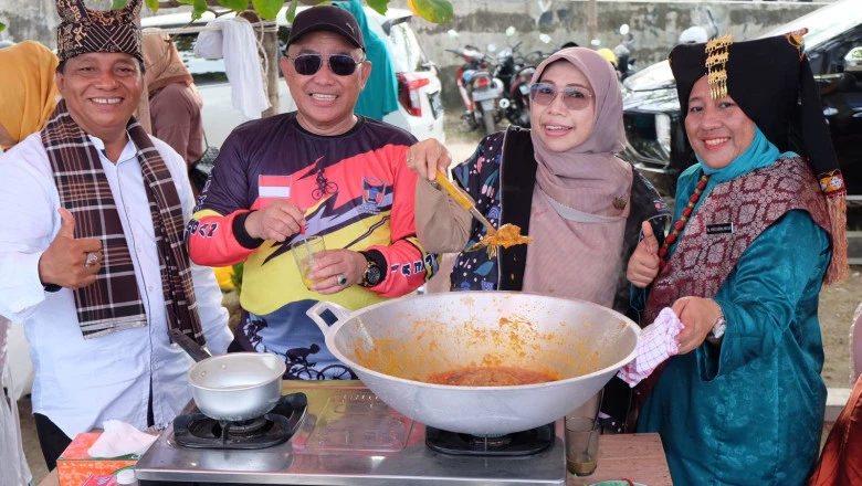 Kompak, Wali Kota Bersama Ketua TP-PKK Depok Ikuti Lomba Marandang dan Membuat Teh Talua