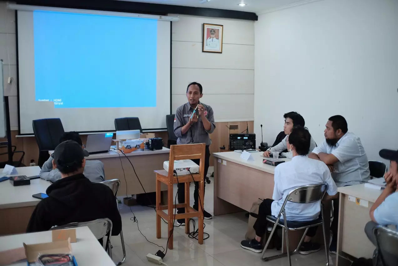 Peserta Pelatihan Disnaker Dikenalkan Peralatan Service HP