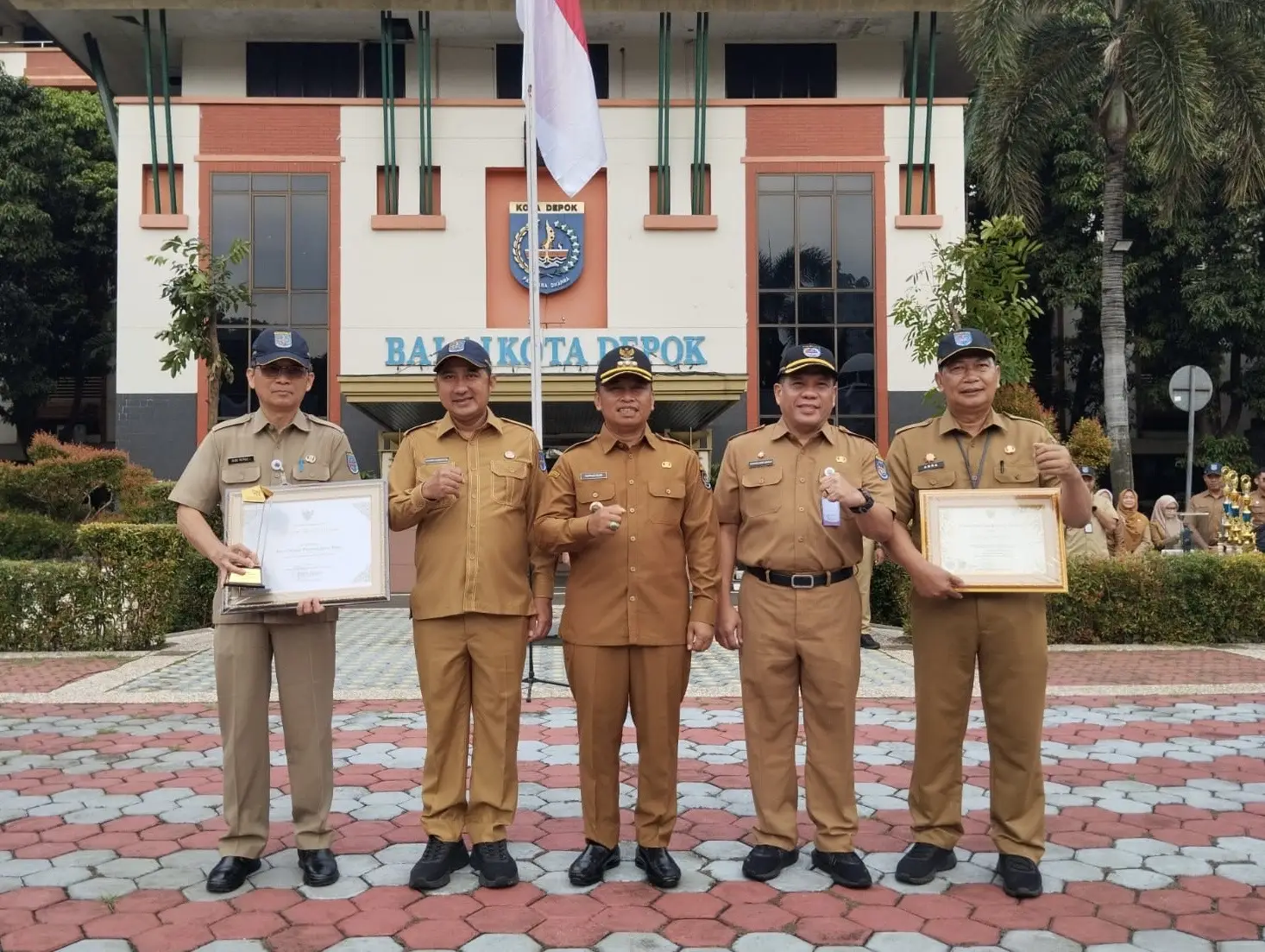 Raih Prestasi Tingkat Nasional, Wali Kota Depok Serahkan Penghargaan untuk Disdagin dan DLHK