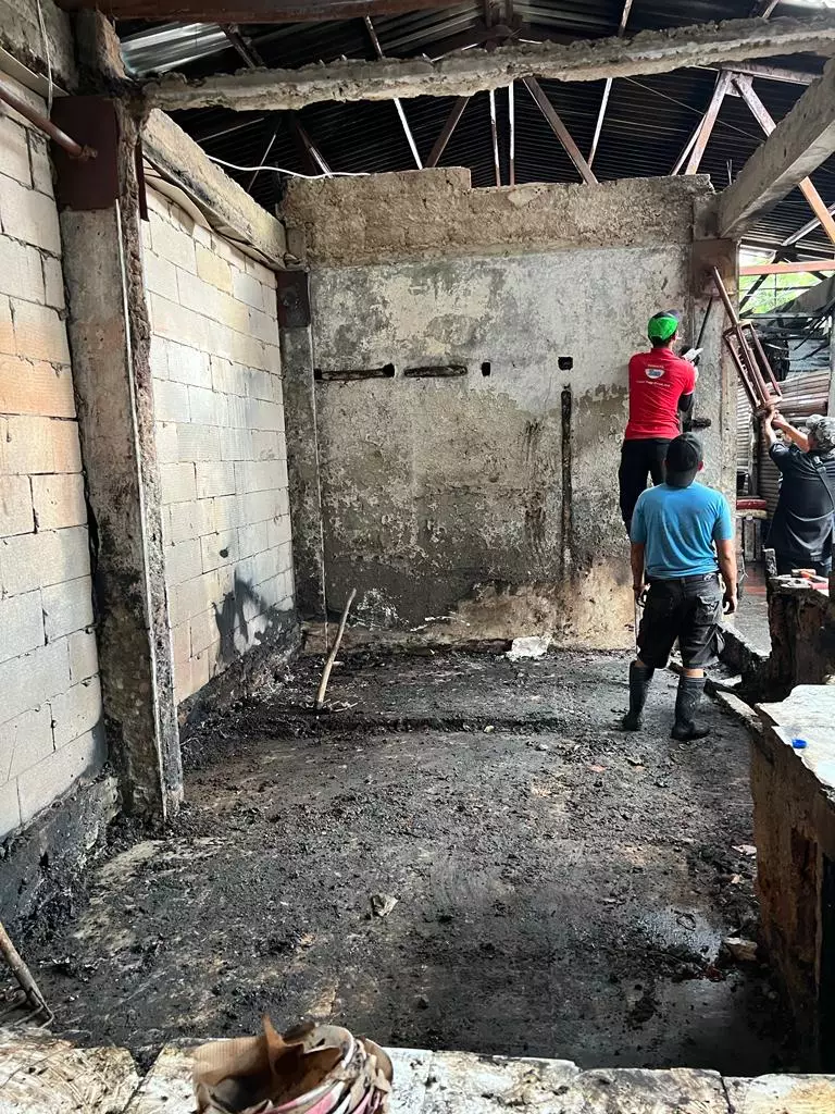 Pasca Kebakaran, Pedagang Bersihkan Puing Kios Pasar Kemiri Muka