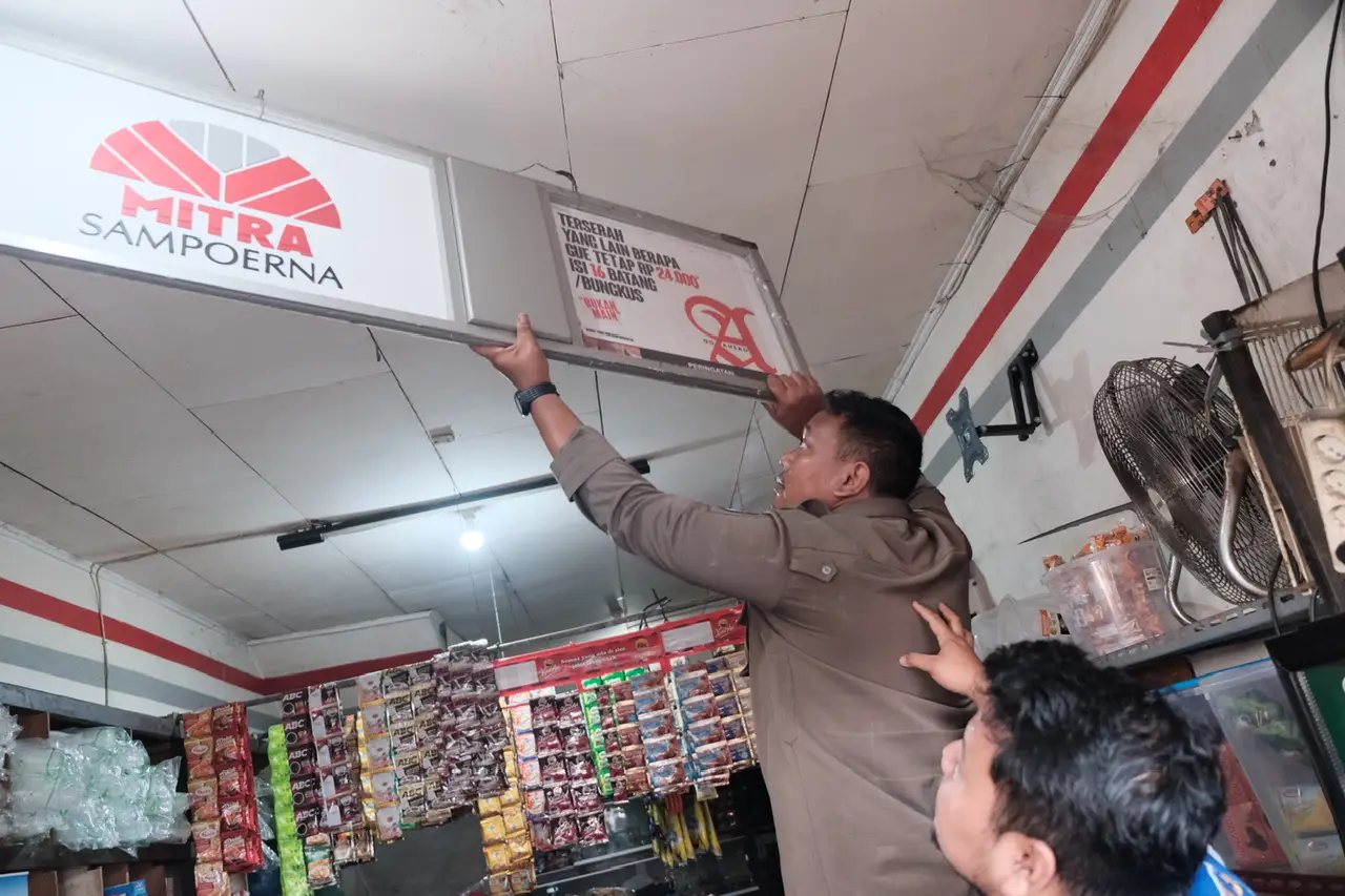 Satgas KTR Kota Depok Tertibkan Iklan Rokok di Kemiri Muka