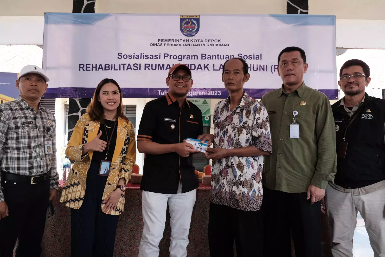 Warga Terbantu dengan Bansos KDS RTLH dari Pemkot Depok