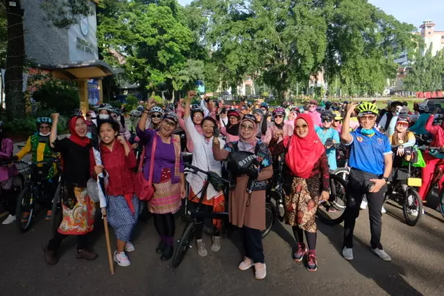 Peringati Hari Ibu, Bunda Elly Ikuti Gowes Berkebaya bersama Komunitas Velo Girls
